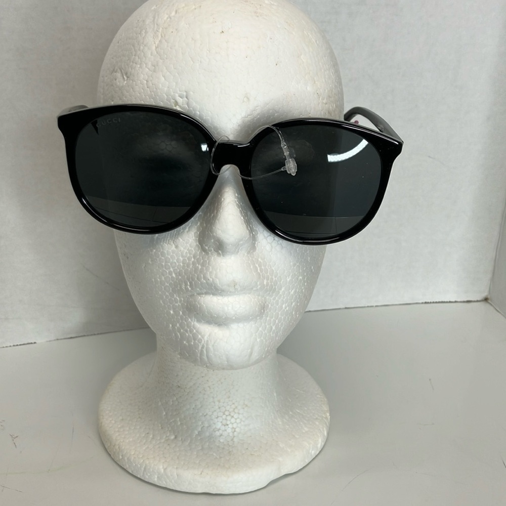 Gucci women black sunglasses and Gucci burgundy sunglass case - Picture 2 of 7